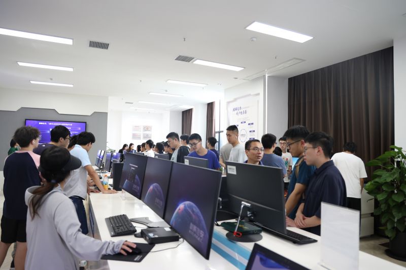 湖南大学师生一行到访1xBET信安参观交流